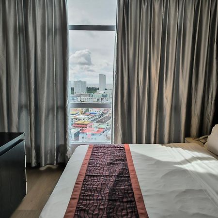 Meritz Hotel Miri Extérieur photo
