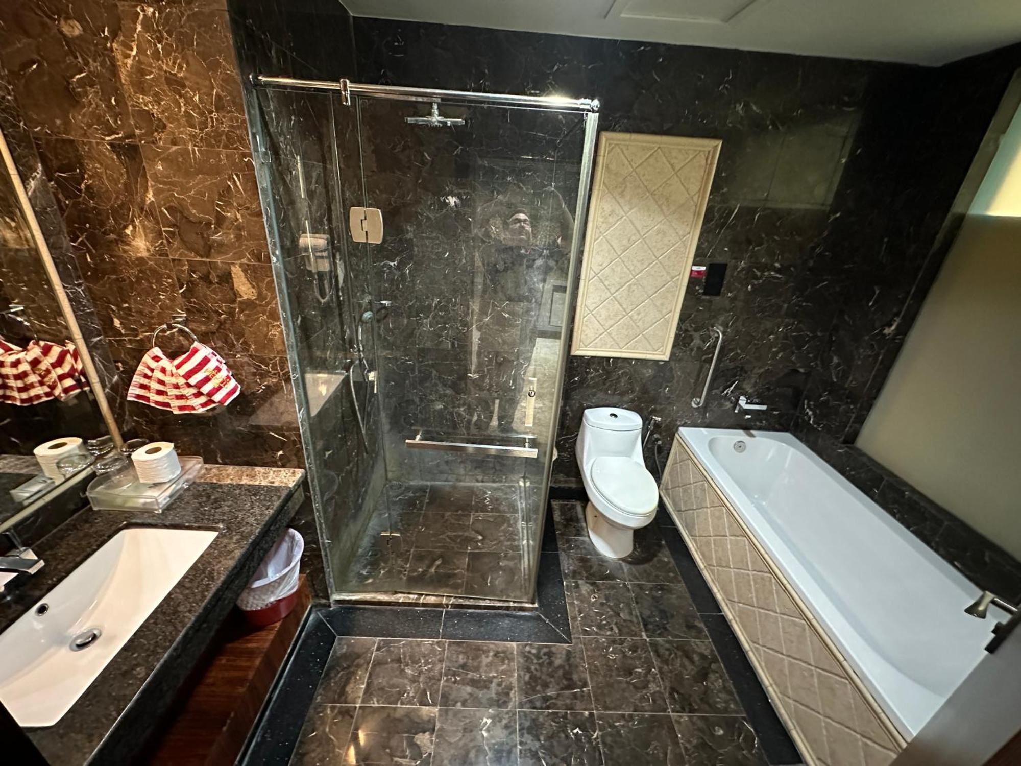 Meritz Hotel Miri Extérieur photo