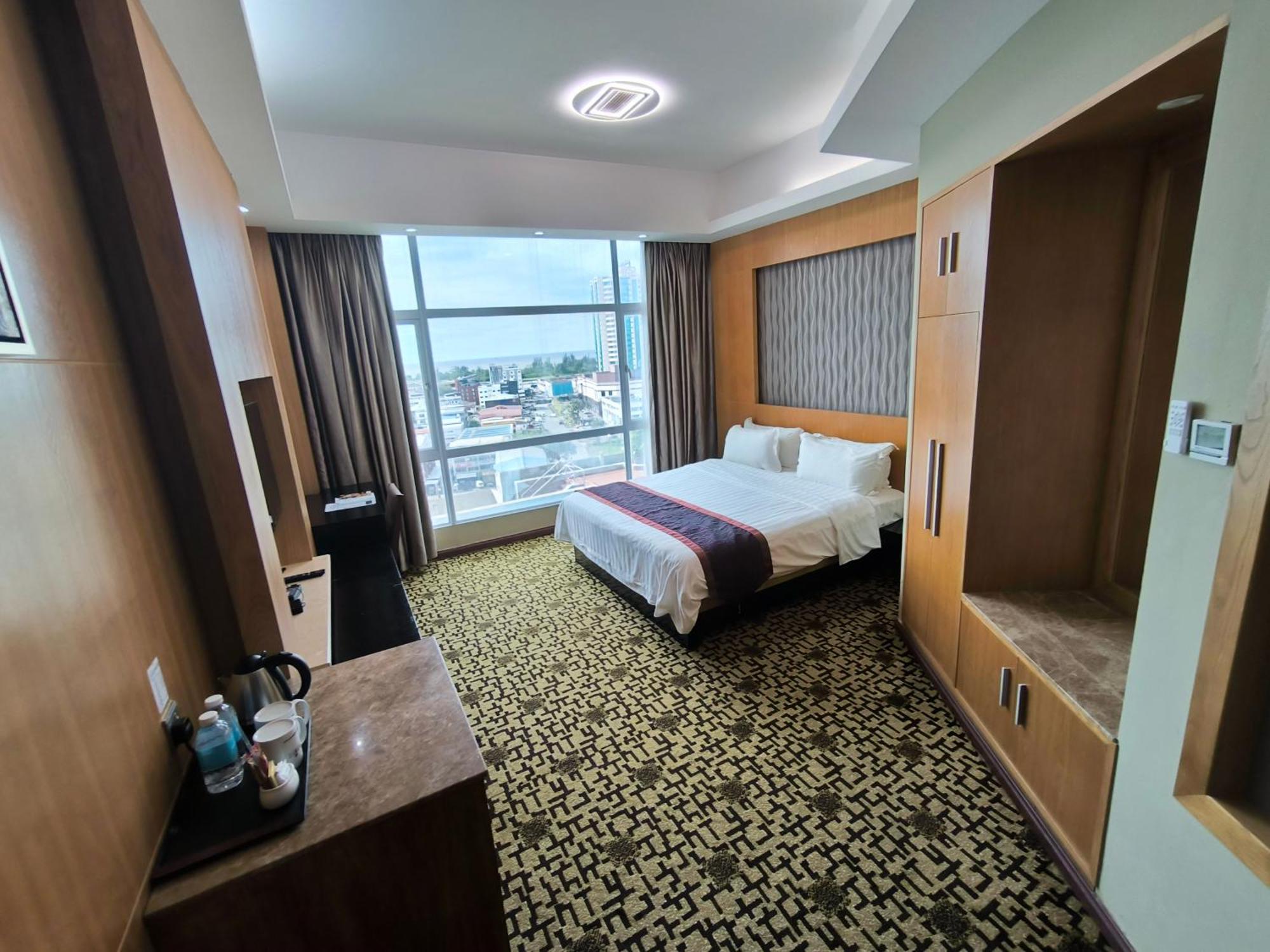 Meritz Hotel Miri Extérieur photo