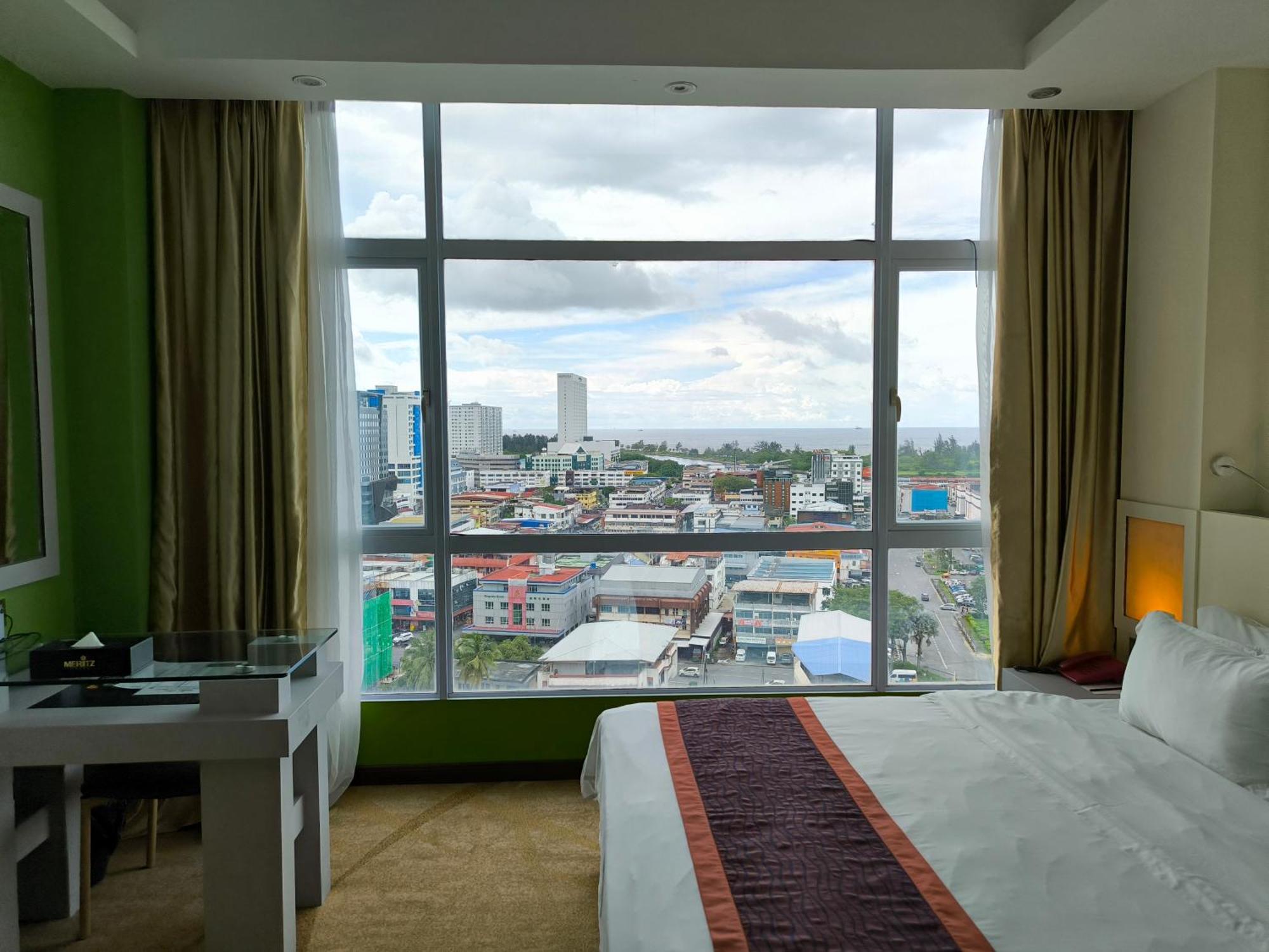 Meritz Hotel Miri Extérieur photo